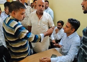 बंगला नगर में दूषित पानी और लो-प्रेशर से जनता परेशान, जलदाय विभाग के खिलाफ प्रदर्शन