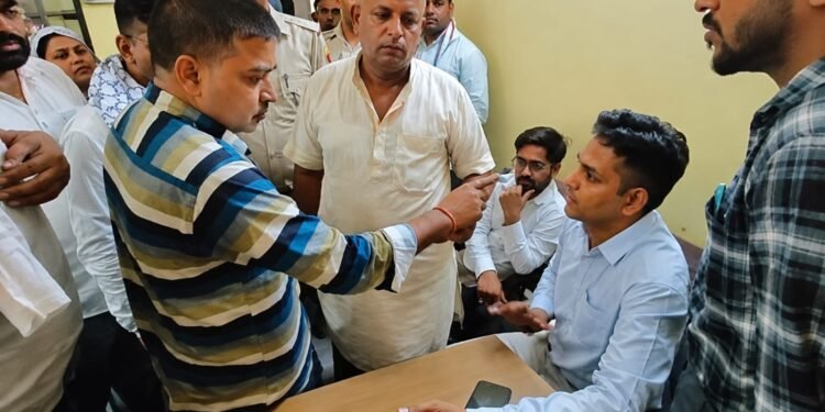 बंगला नगर में दूषित पानी और लो-प्रेशर से जनता परेशान, जलदाय विभाग के खिलाफ प्रदर्शन