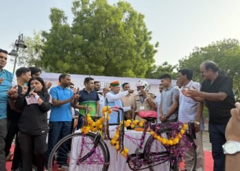 विश्व साइकिल दिवस पर अर्जुन राम मेघवाल ने चलाई साइकिल, फिटनेस और पर्यावरण संरक्षण का दिया संदेश