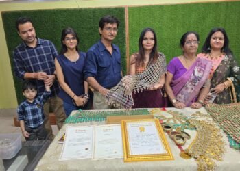बीकानेर की अनुराधा सोनी ने बनाया एम-सील एपॉक्सी से अनूठा दुपट्टा, गोल्डन बुक ऑफ वर्ल्ड रिकॉर्ड्स में दर्ज हुआ नाम