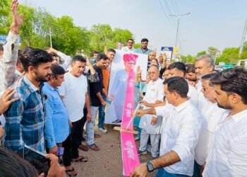 महिलाओं का अपमान बर्दाश्त नहीं’—कांग्रेस ने फिनाइल से साफ कर जलाई मंत्री की प्रतीकात्मक जुबान
