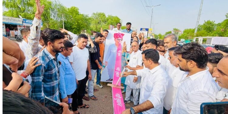 महिलाओं का अपमान बर्दाश्त नहीं’—कांग्रेस ने फिनाइल से साफ कर जलाई मंत्री की प्रतीकात्मक जुबान