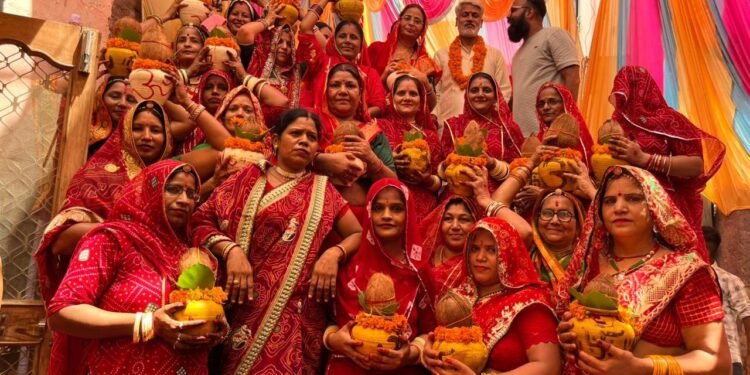 नवलपुरी नगर में आज से संगीतमय श्रीमद्भागवत कथा का शुभारंभ, भव्य कलश यात्रा निकली